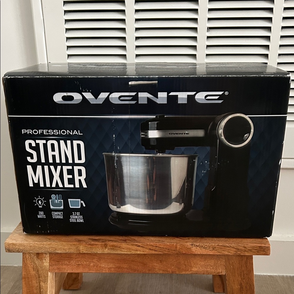 Ovente Stand Mixer in Black and Silver